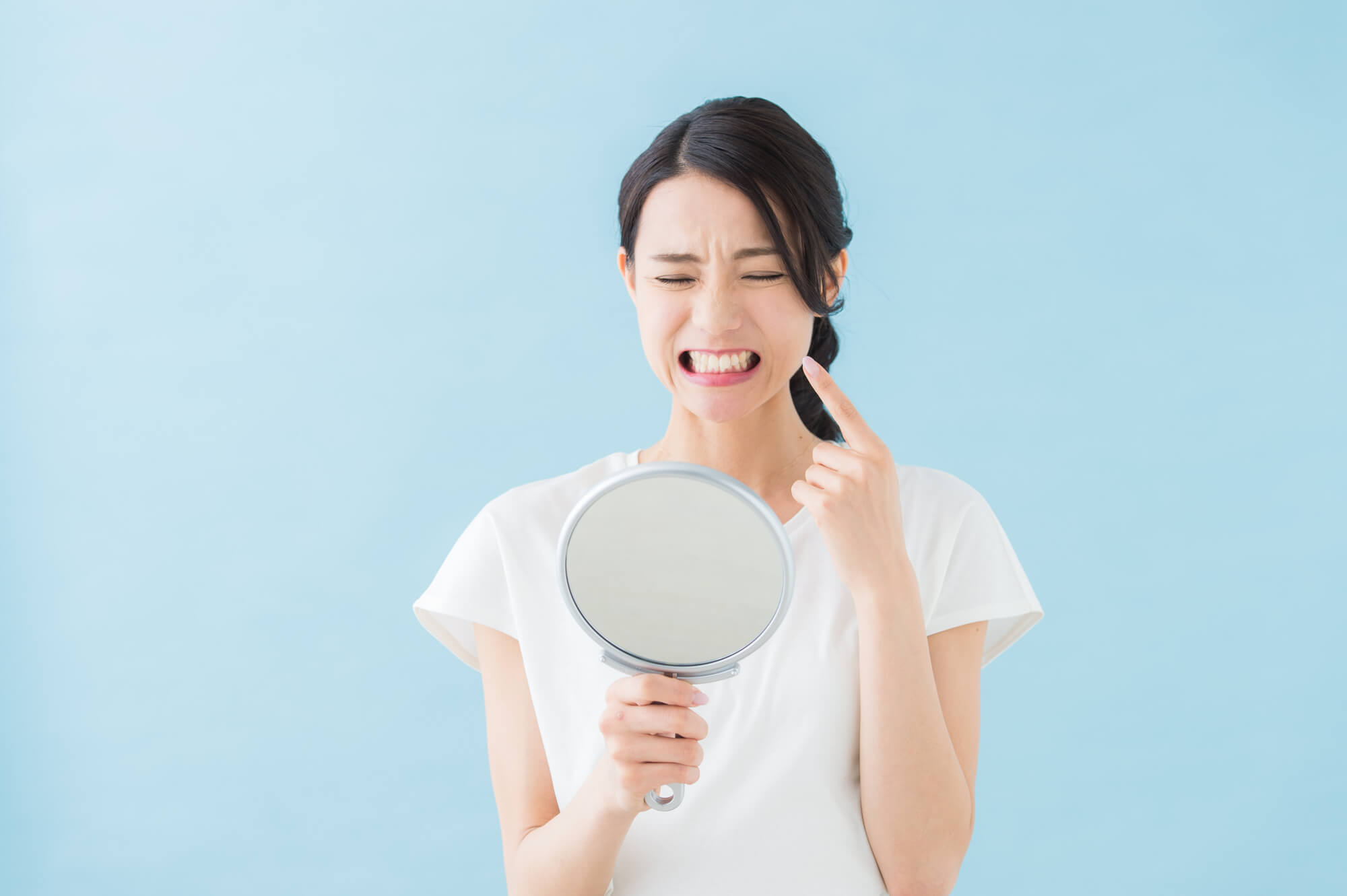 虫歯を確認する女性
