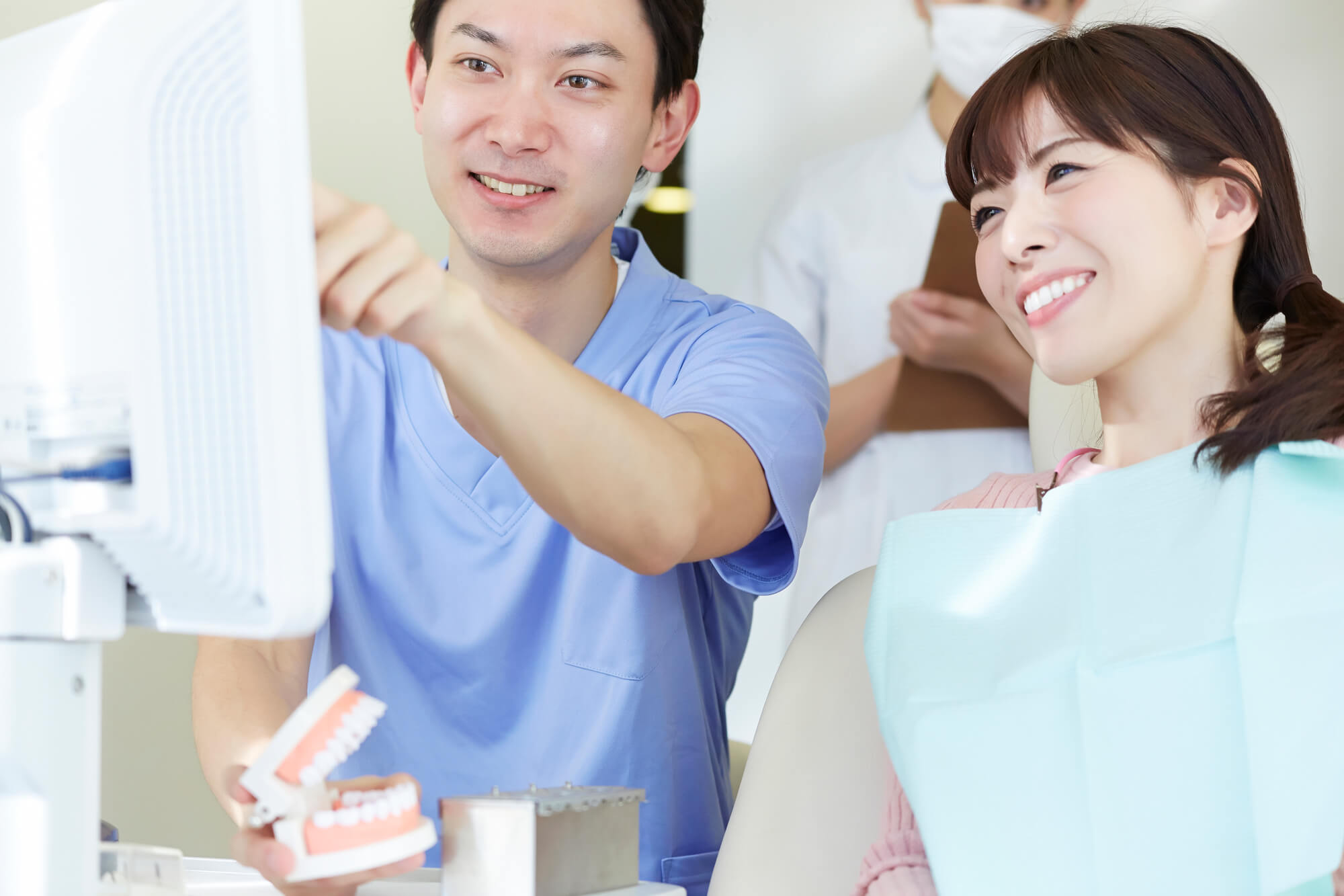 説明を受ける女性
